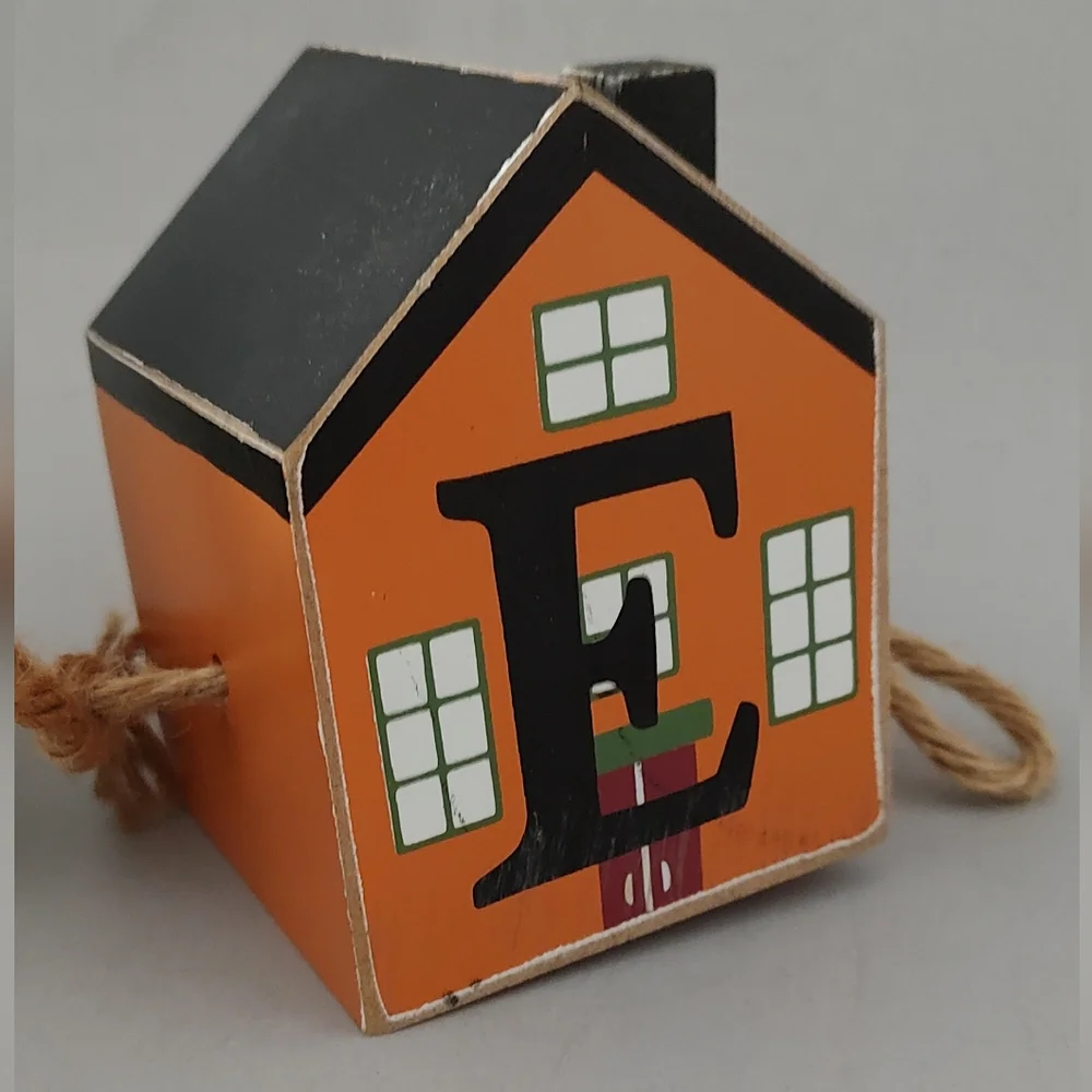 Harvest House Decor 4 Wooden Block Homes rope together Good Condition